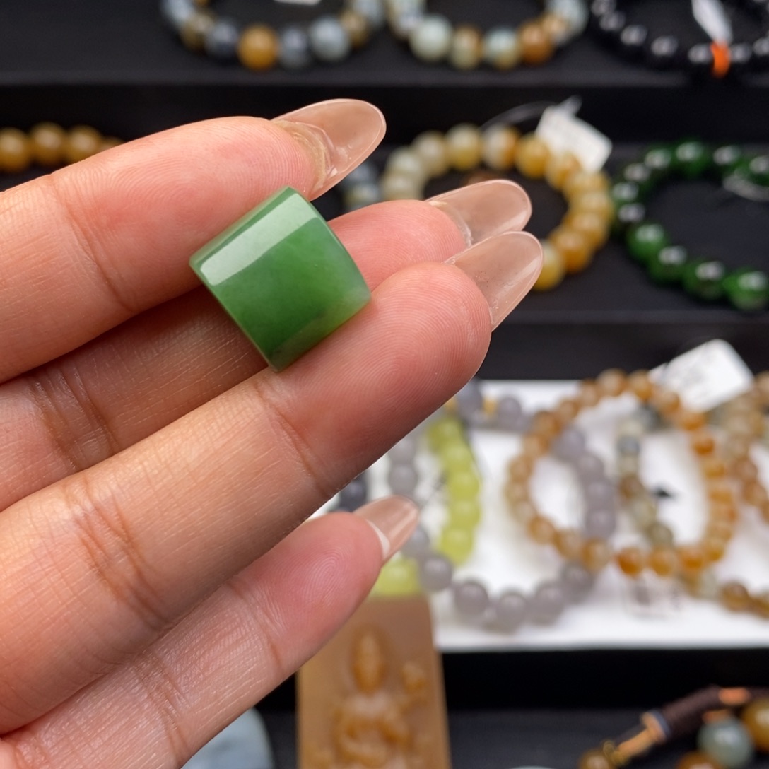 @***利和田玉未镶嵌颈饰