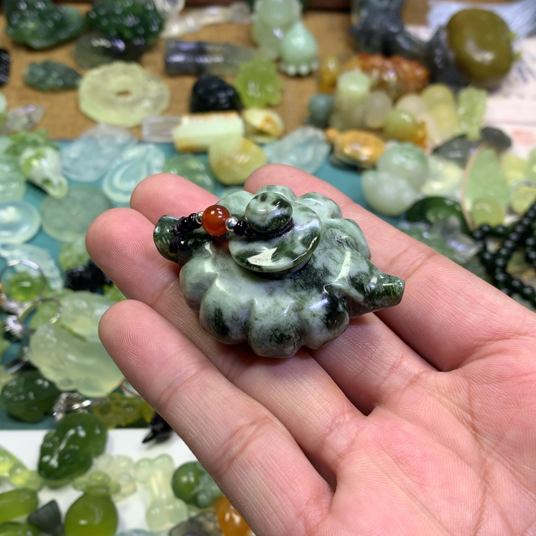 岫玉颈饰未镶嵌把把壶