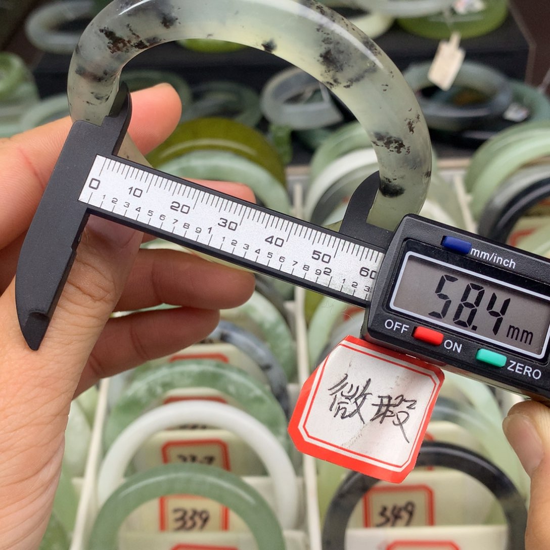 蛇纹石玉未镶嵌手镯333