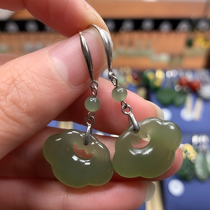 和田玉银S925镶嵌耳饰如意锁晴水绿20左右
