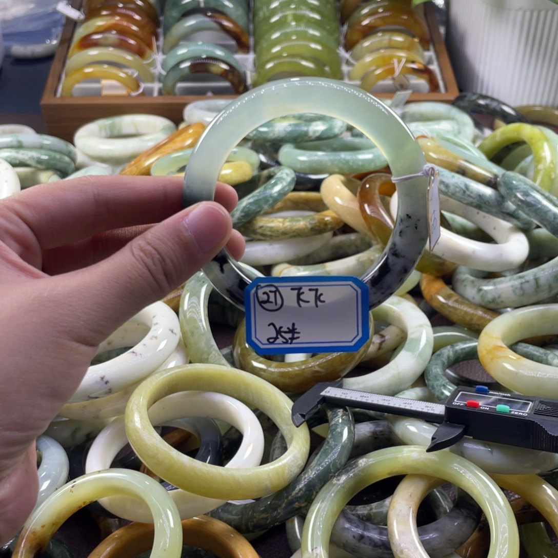飞***飞蛇纹石玉未镶嵌手镯
