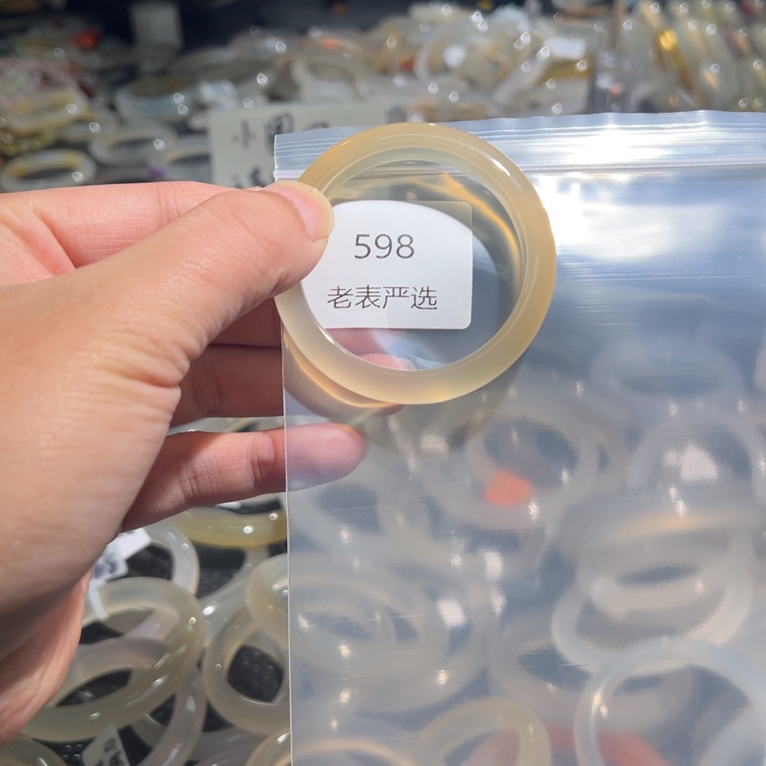 玛瑙/玉髓手镯未镶嵌八****?49.6圈口