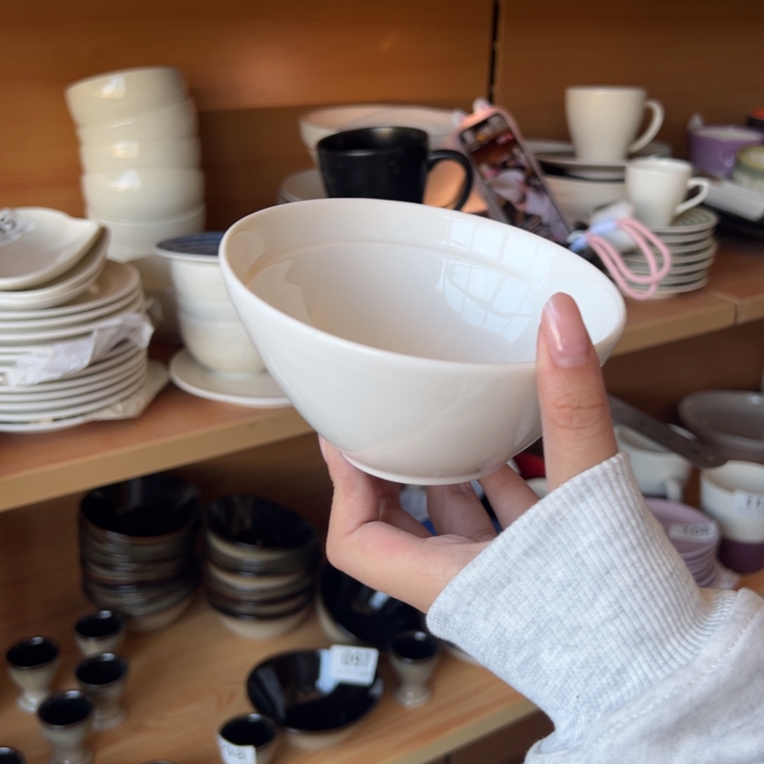 新骨瓷117微瑕暖白马蹄形 斜口浮雕5寸米饭碗