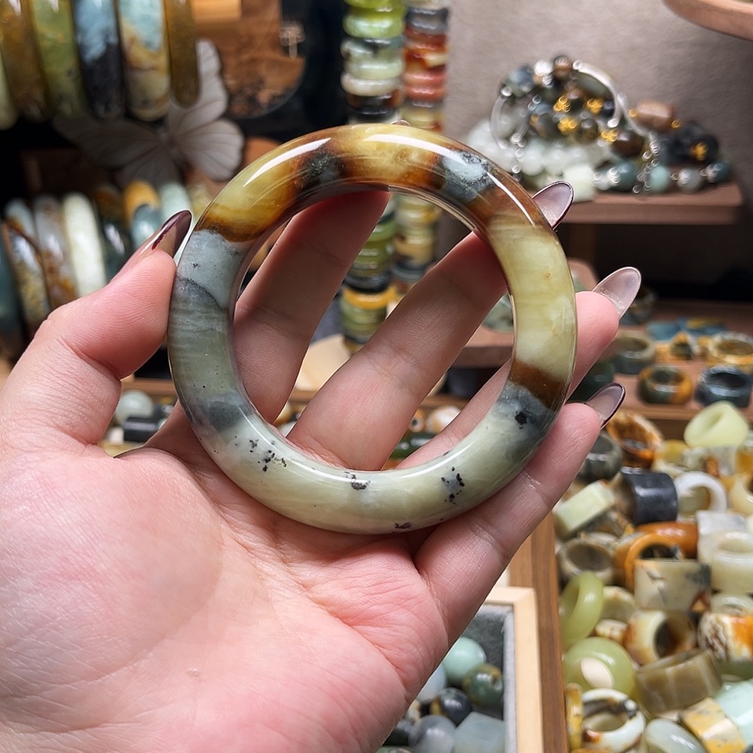 蛇纹石玉未镶嵌手镯有瑕58.4