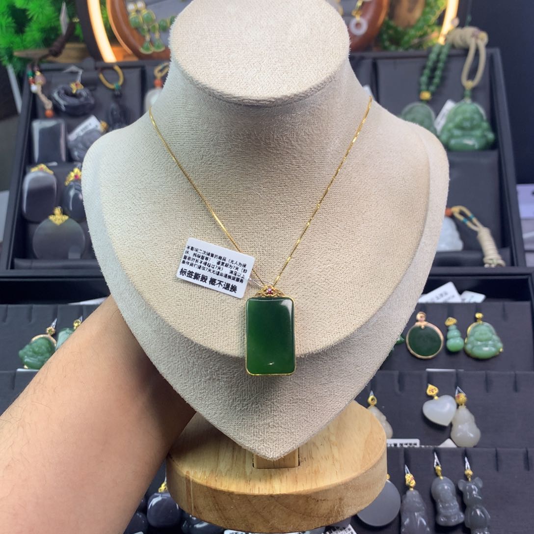 和田玉吊坠18K金镶嵌