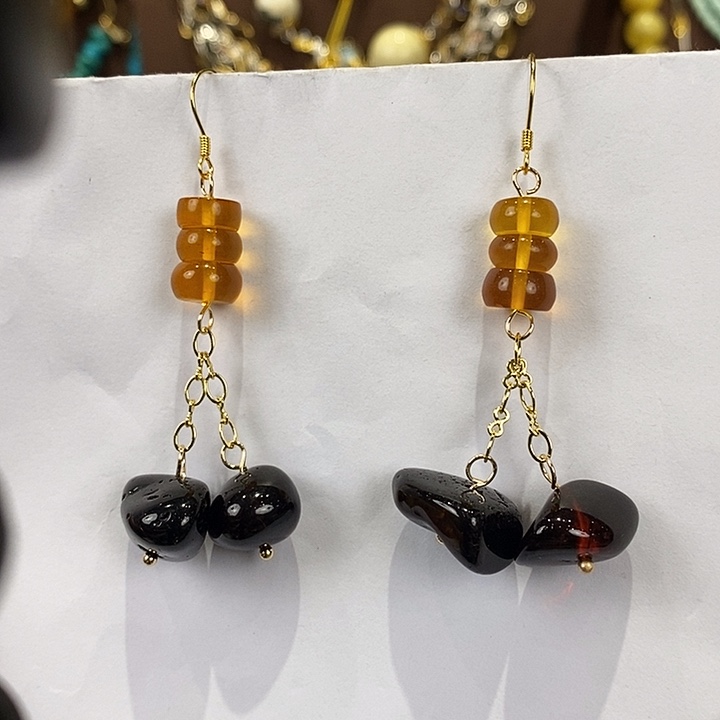 琥珀未镶嵌颈饰多人