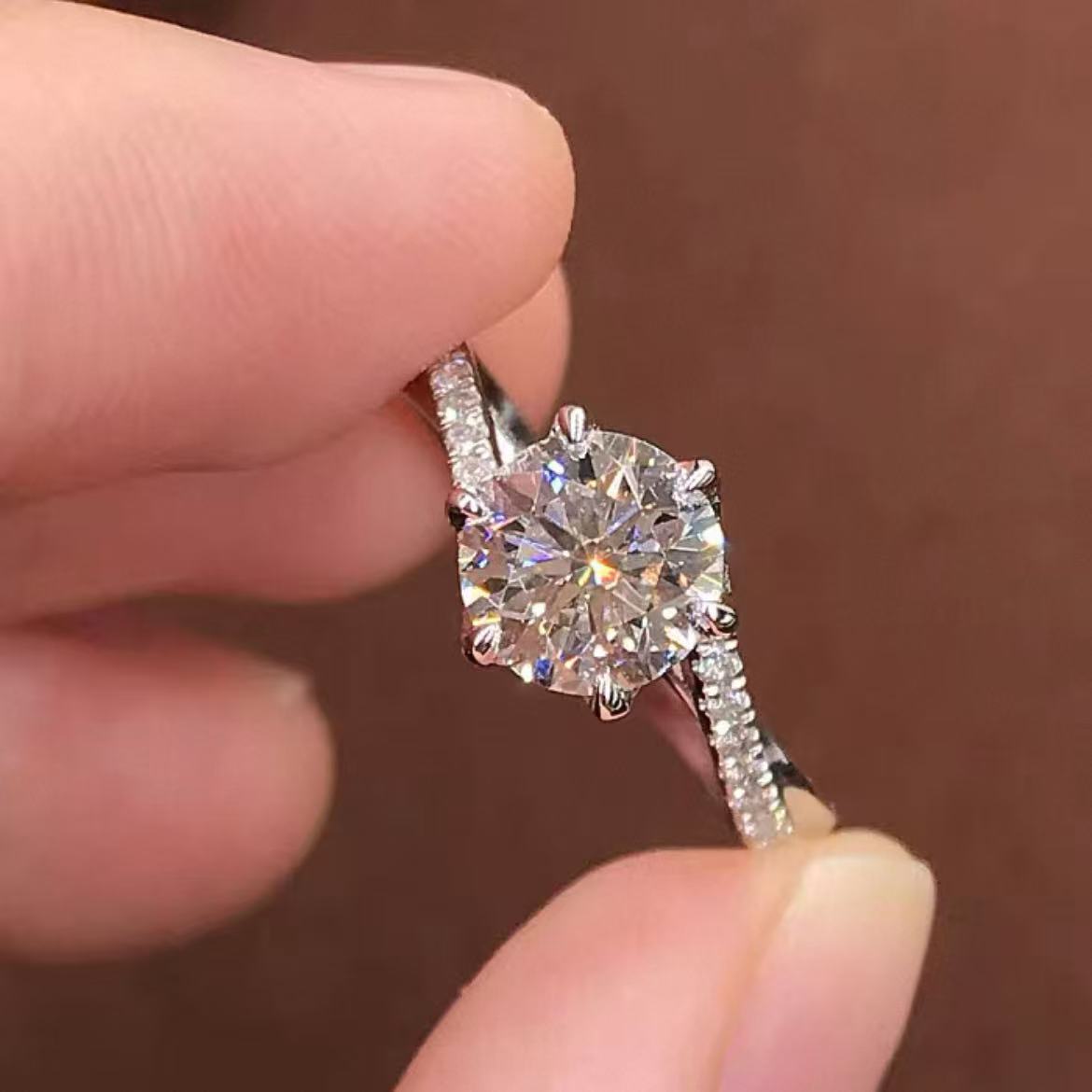 合金锆石戒指 4296合金高级感星光爆闪密镶满锆扭臂开口戒指