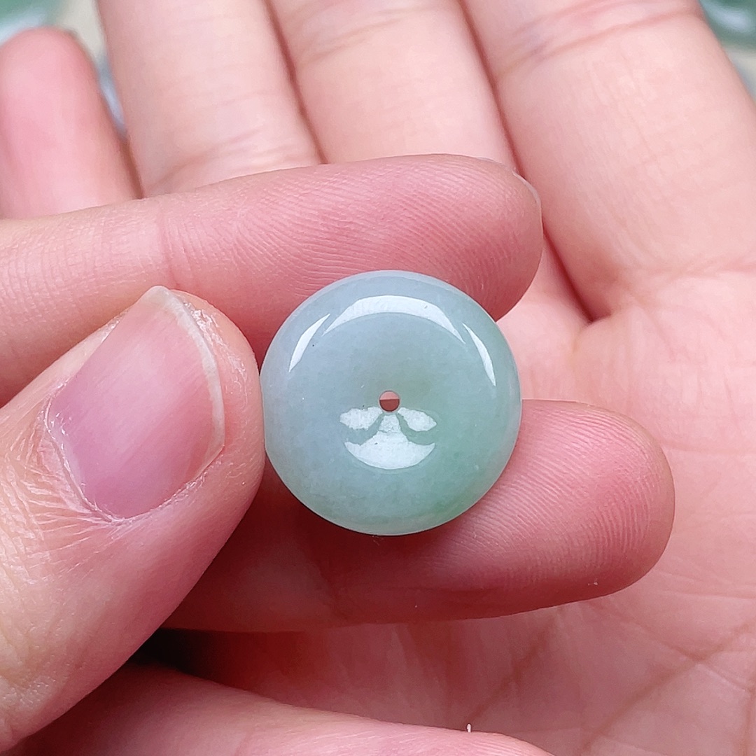 翡翠未镶嵌颈饰平安扣