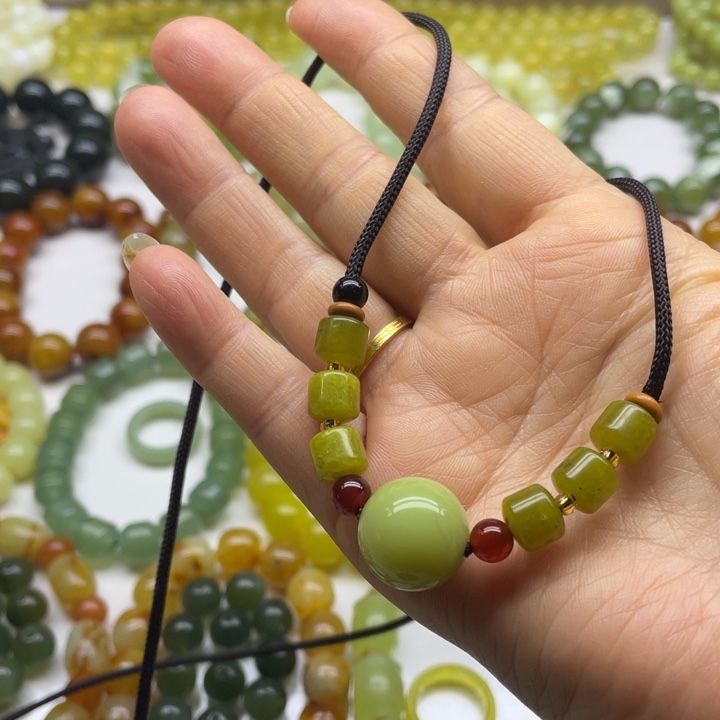 蛇纹石玉吊坠未镶嵌