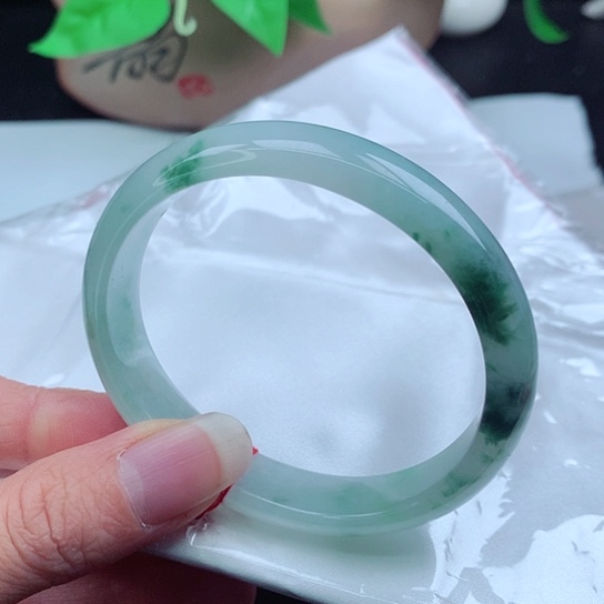 翡翠手镯未镶嵌        贵妃56+ 冰飘花