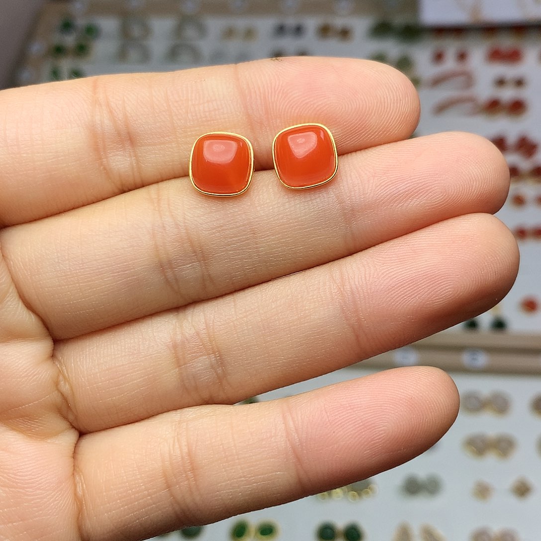 银S925镀金镶嵌南红玛瑙耳饰溜*梅