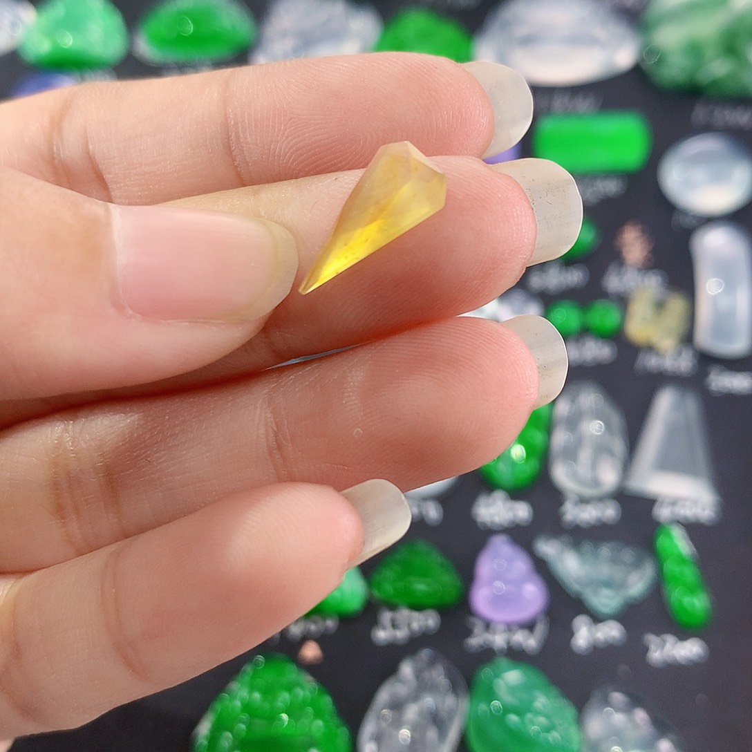 【闪购商品】翡翠颈饰未镶嵌钻切