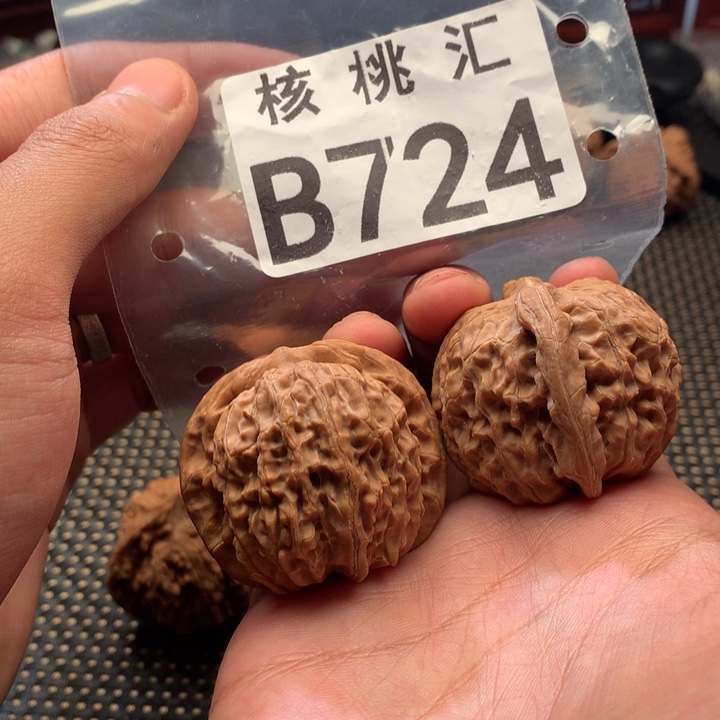 文玩核桃吊坠金麒麟