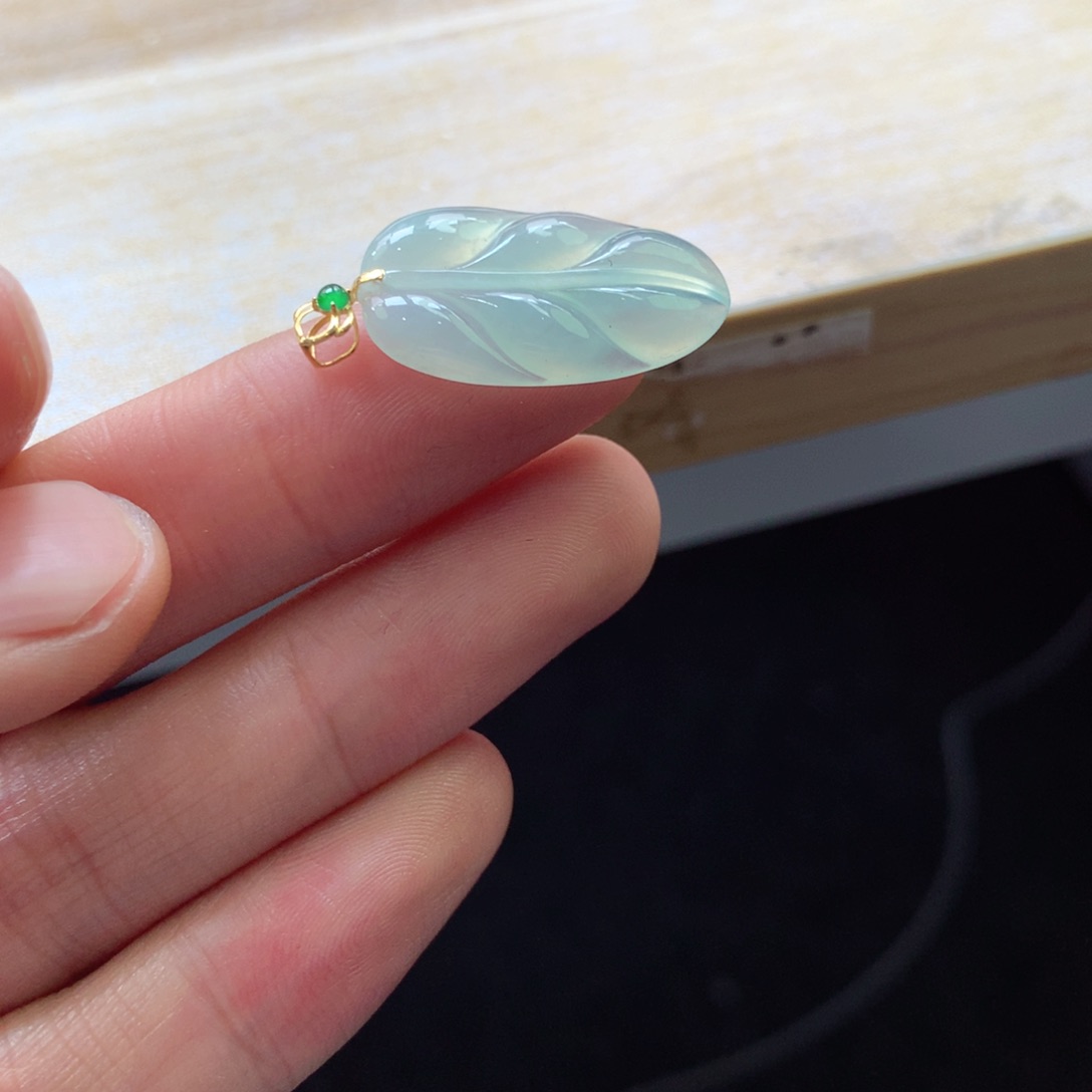 翡翠颈饰18K金镶嵌吊坠