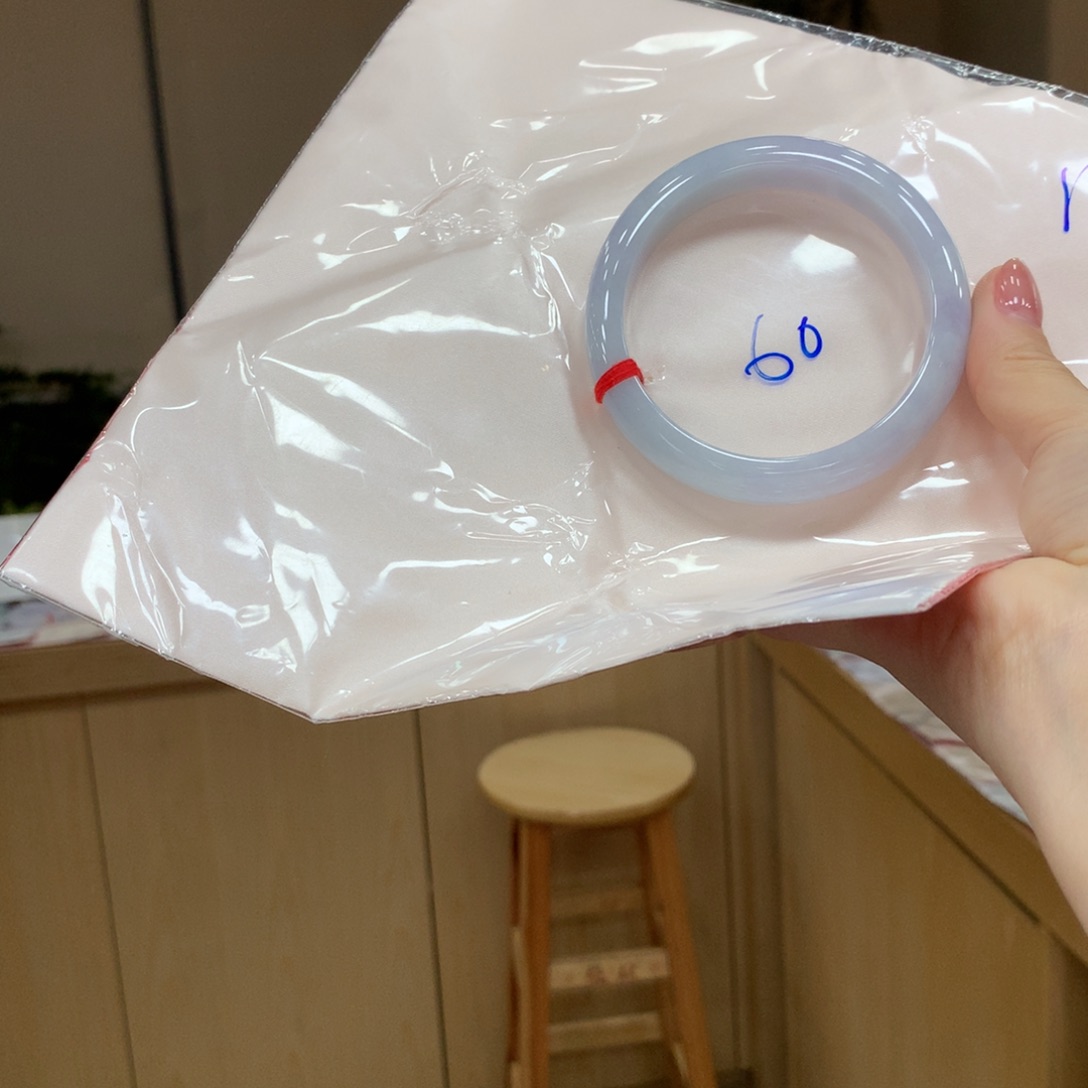 翡翠手镯未镶嵌不退不换