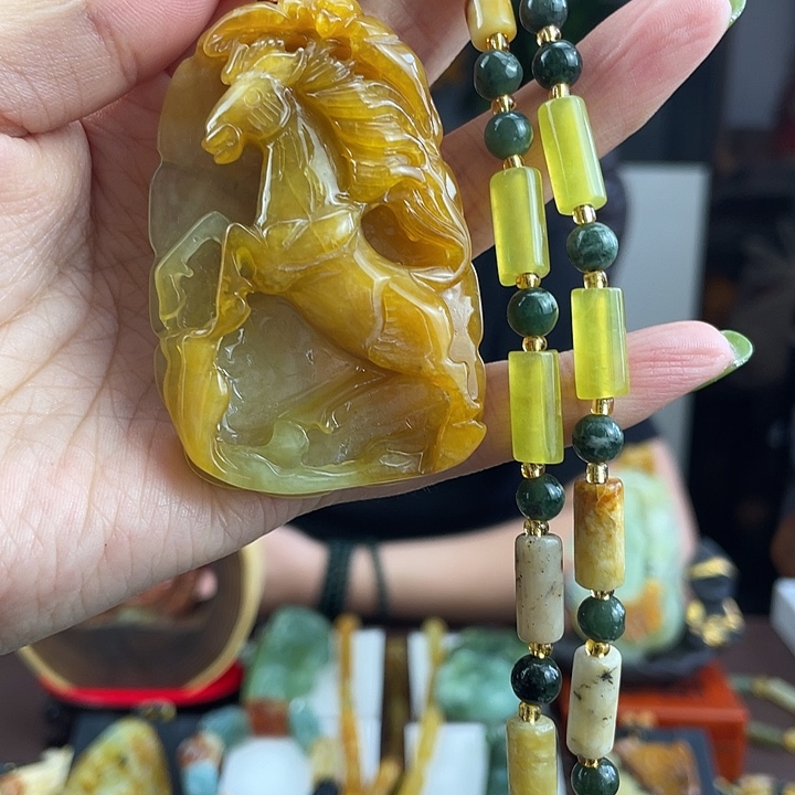 蛇纹石玉未镶嵌颈饰