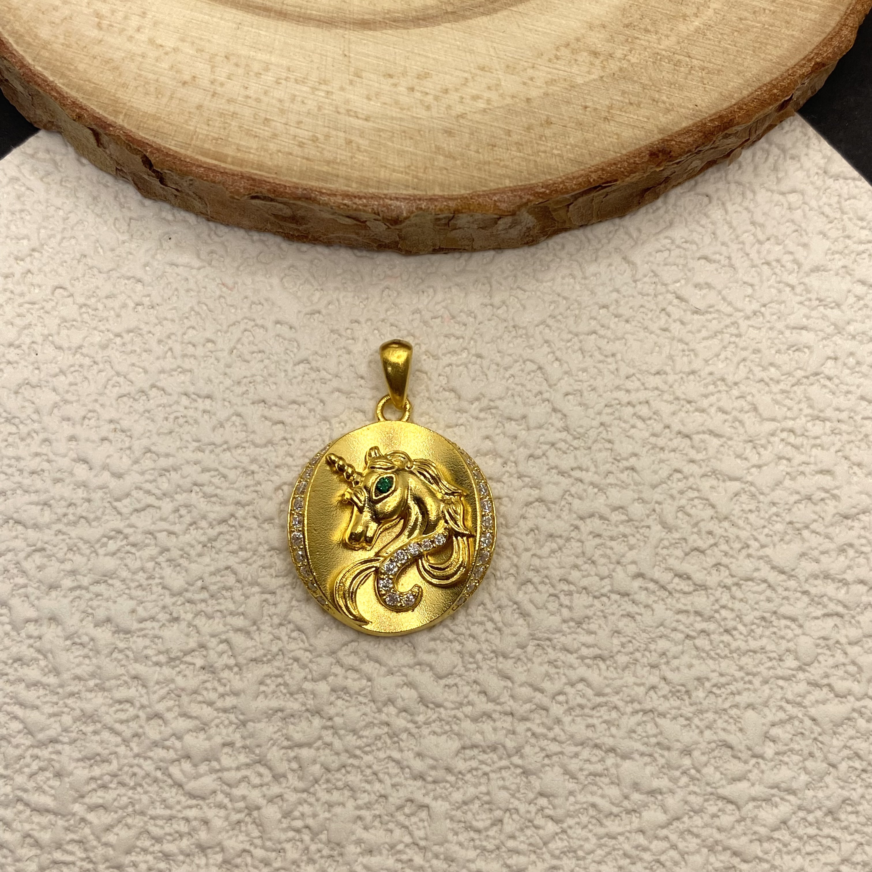 【金喜圆】 足金999 莫桑钻镶嵌独角兽吊坠 /带证书钢印
