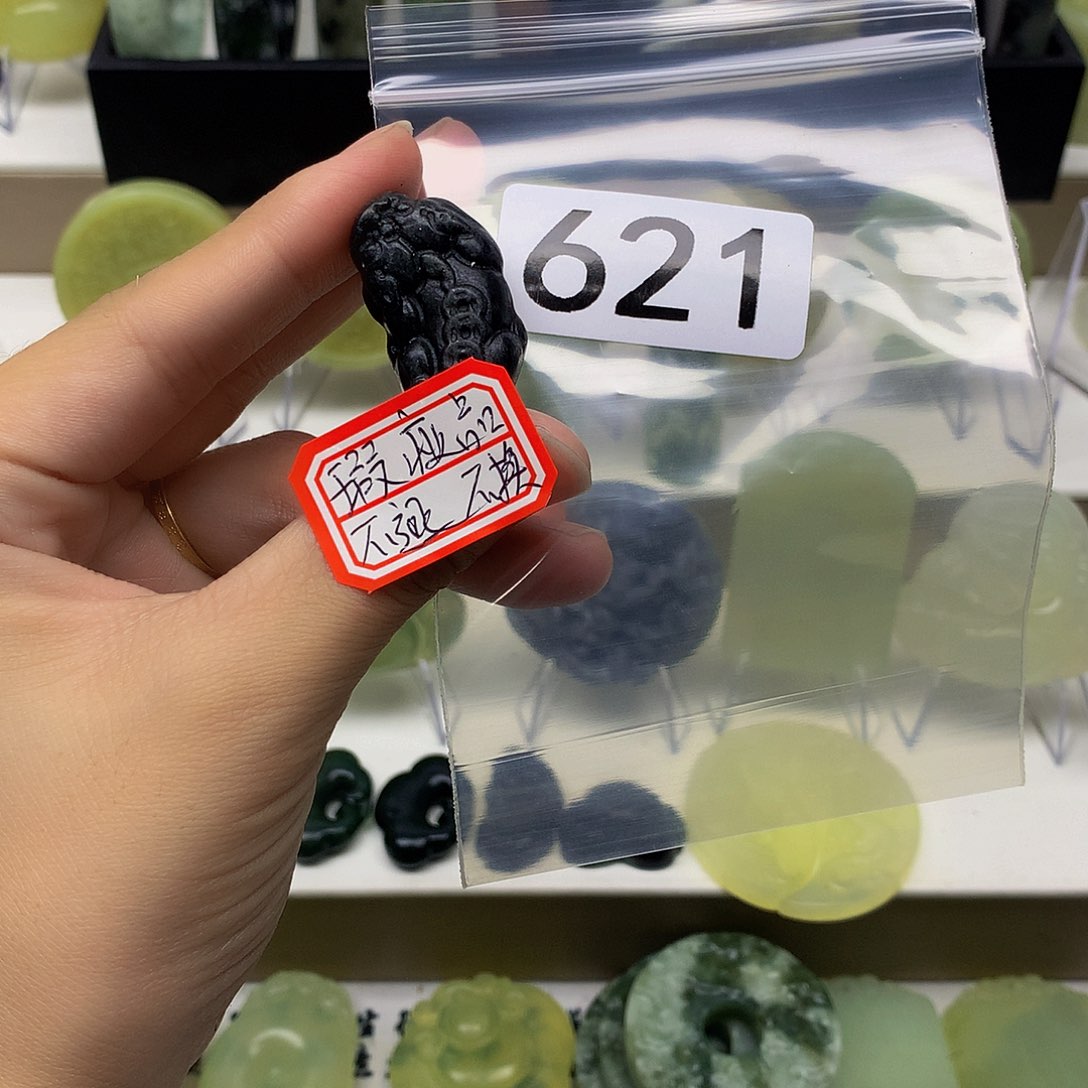 蛇纹石玉颈饰未镶嵌