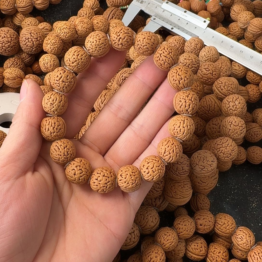 随***欲吊坠桃核金刚纹手串