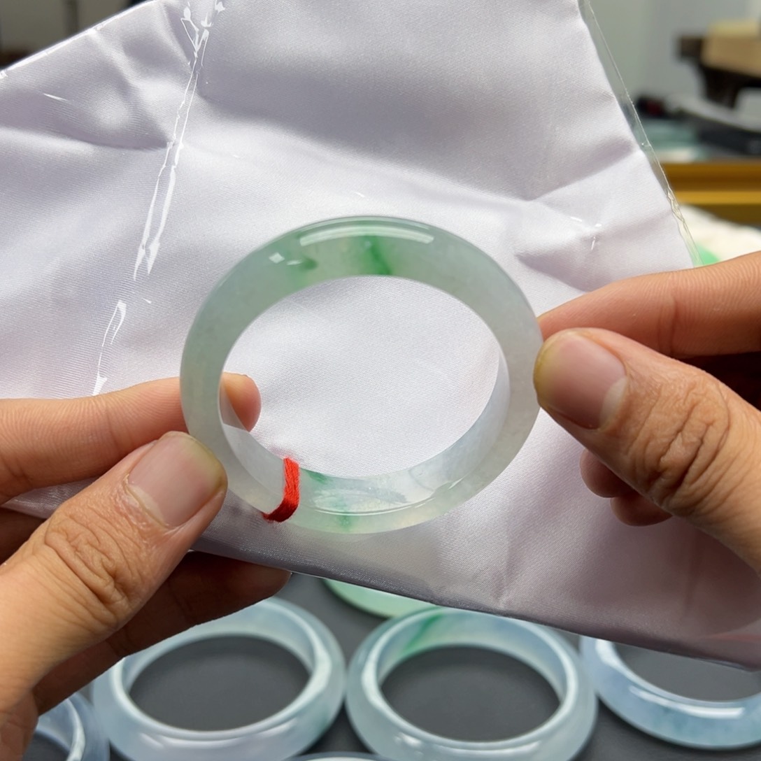 翡翠手镯未镶嵌绿