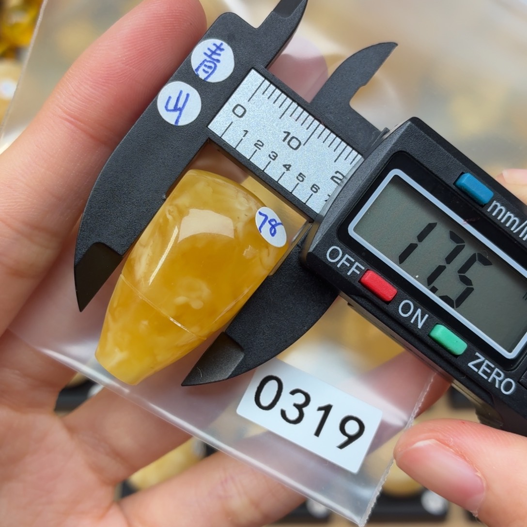 6***哥蜜蜡未镶嵌裸石蜜蜡