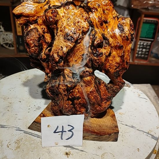 旭***东松木43北沉香琥珀木天然造型山水摆件。