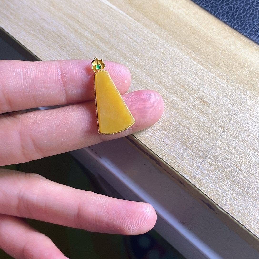 颈饰18K金镶嵌翡翠