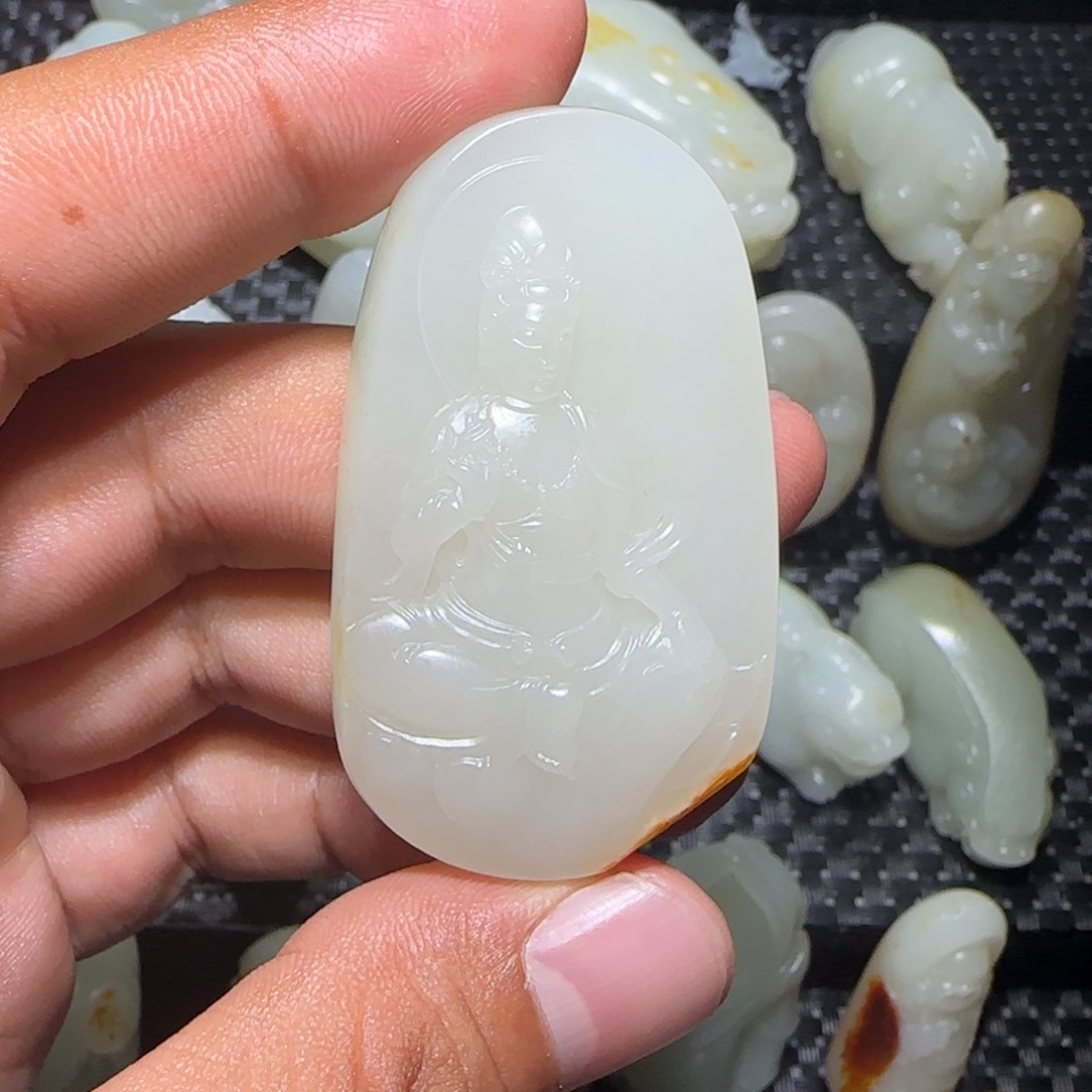 和田玉挂件未镶嵌往**烟