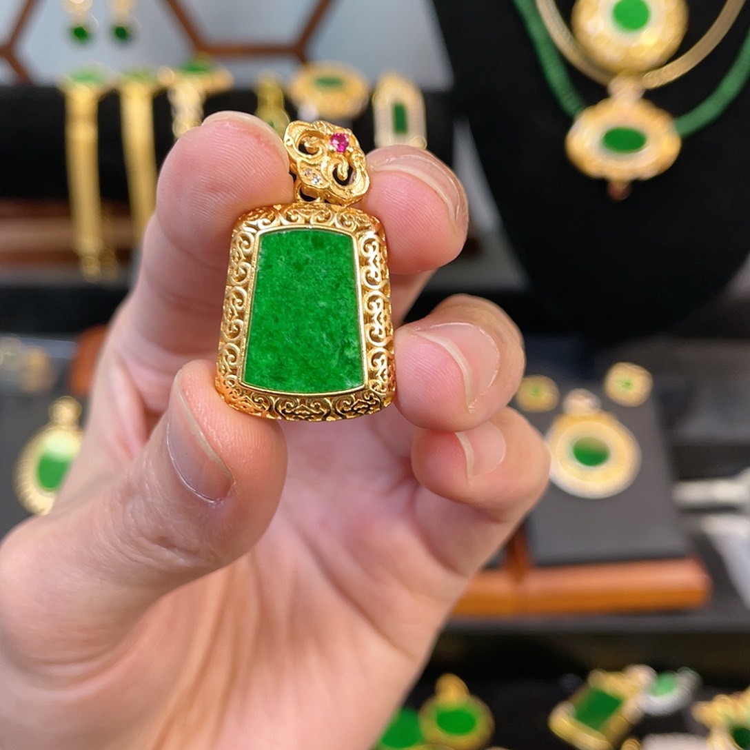 翡翠吊坠(赠链)银S925镀金镶嵌