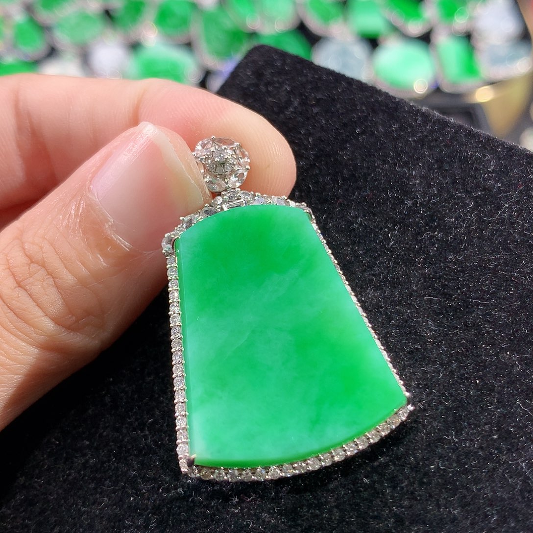 翡翠18K金镶嵌颈饰