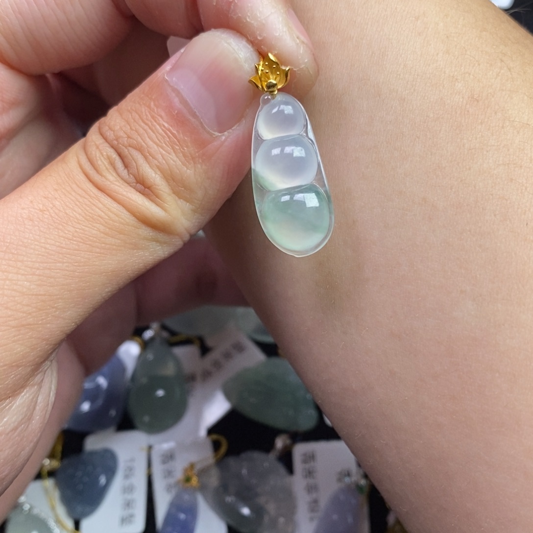 翡翠18K金镶嵌颈饰福豆