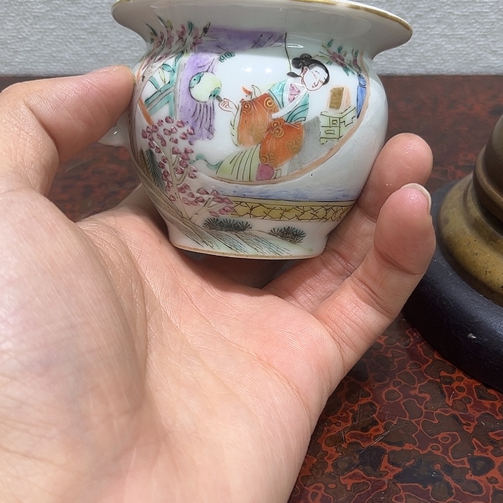 一***砾瓷片精美的陶瓷摆件……