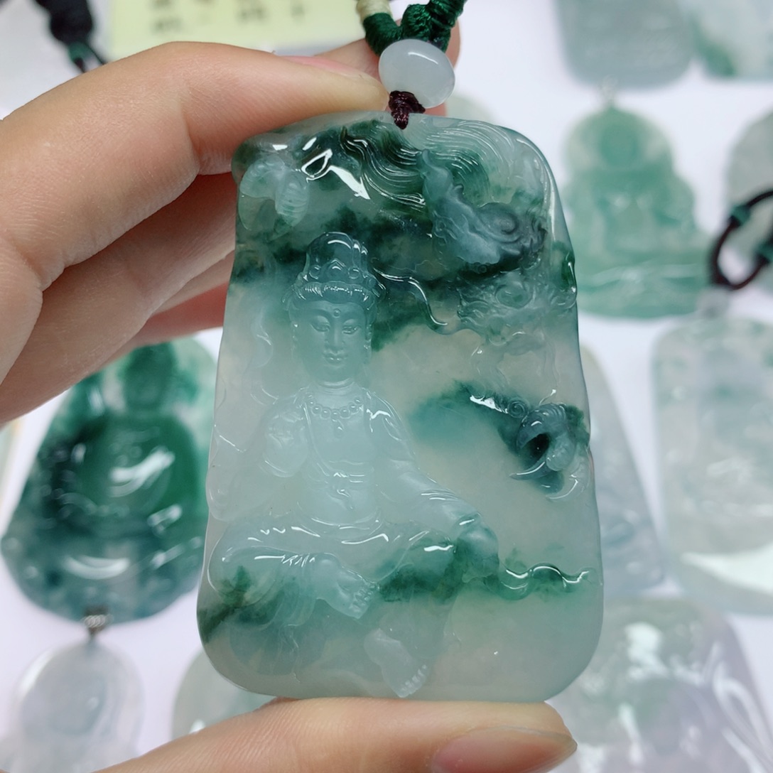 T***e翡翠未镶嵌颈饰观音