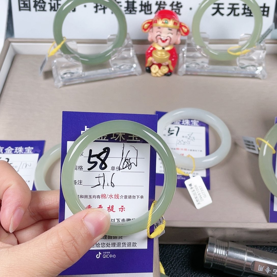 和田玉手镯未镶嵌?****.