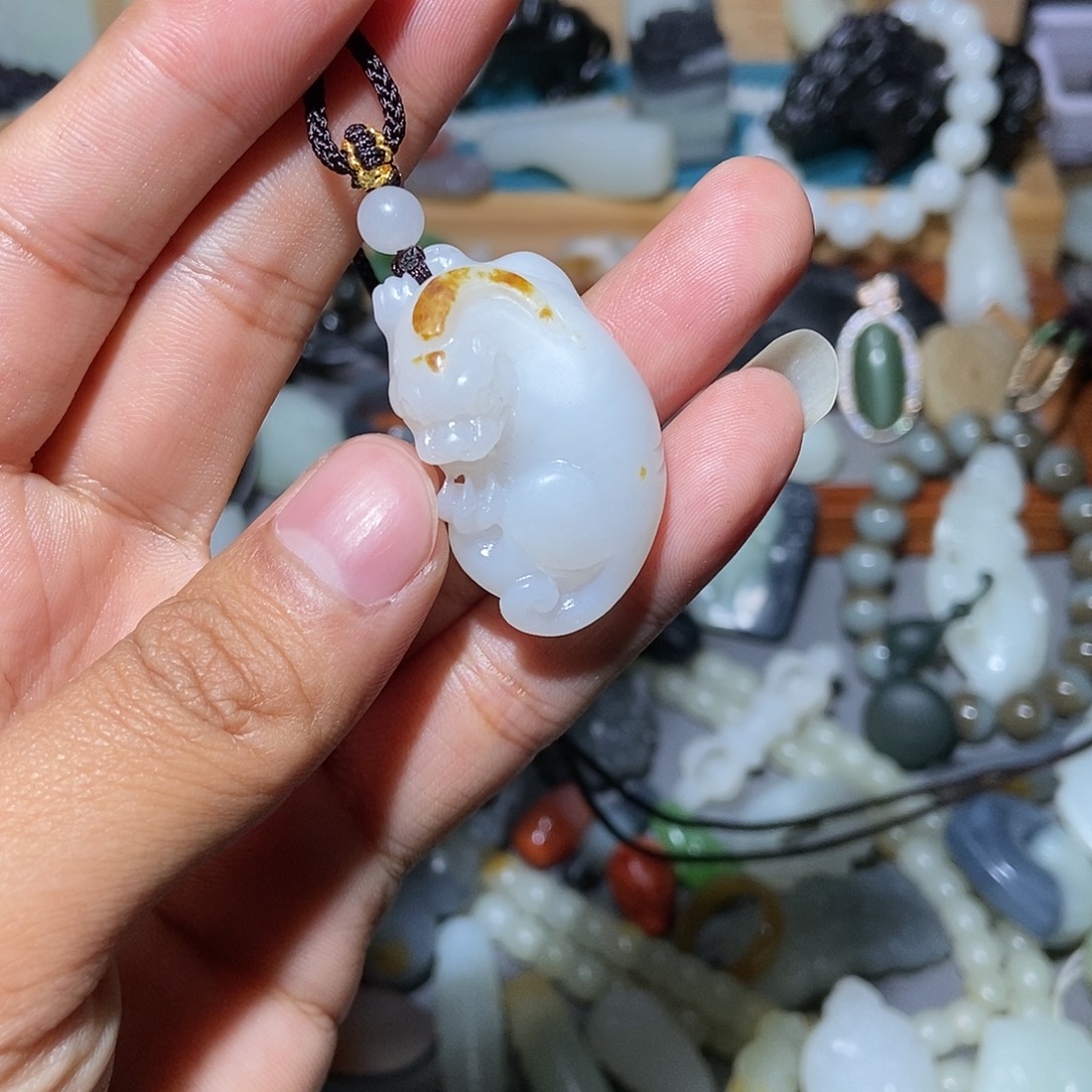 蜘***兽和田玉未镶嵌颈饰