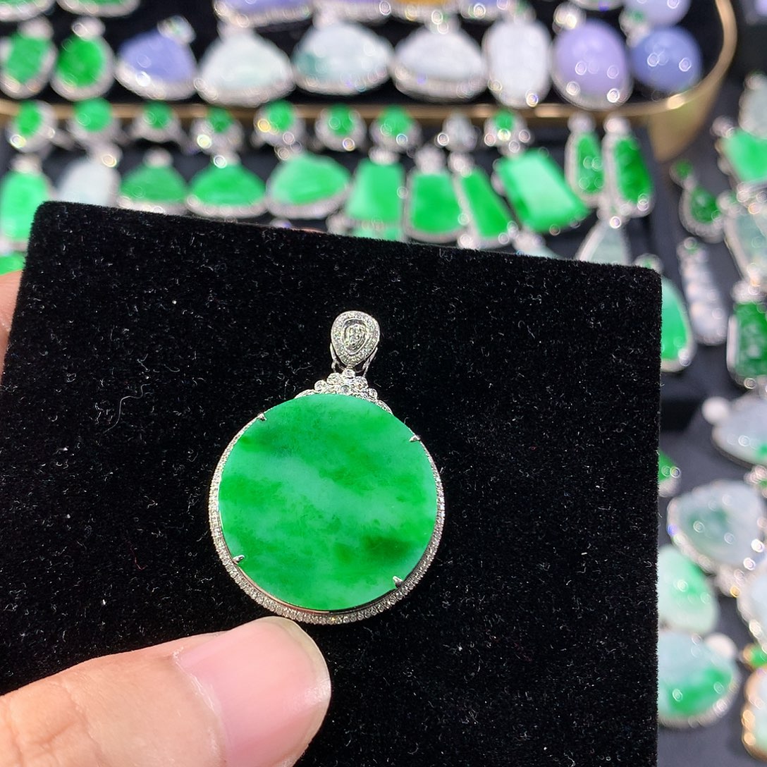 翡翠18K金镶嵌颈饰