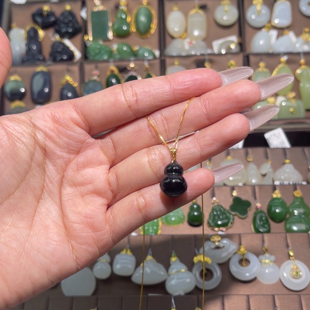 和田玉18K金镶嵌吊坠(赠链)