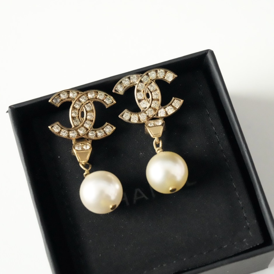 Chanel 珍珠吊坠闪钻双C耳钉