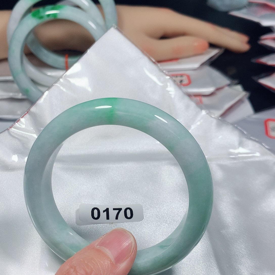 翡翠手镯未镶嵌天然缅甸A货翡翠手镯