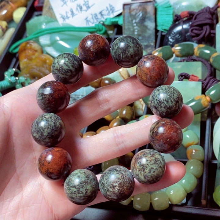 透闪石质玉颈饰未镶嵌