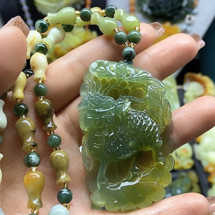 蛇纹石玉挂件未镶嵌