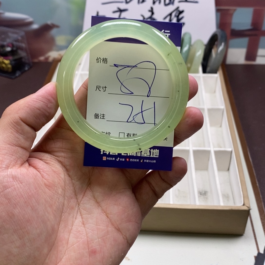 蛇纹石玉手镯未镶嵌