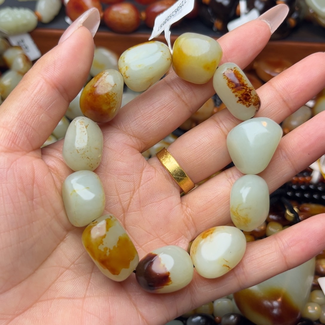 和田玉未镶嵌颈饰路*