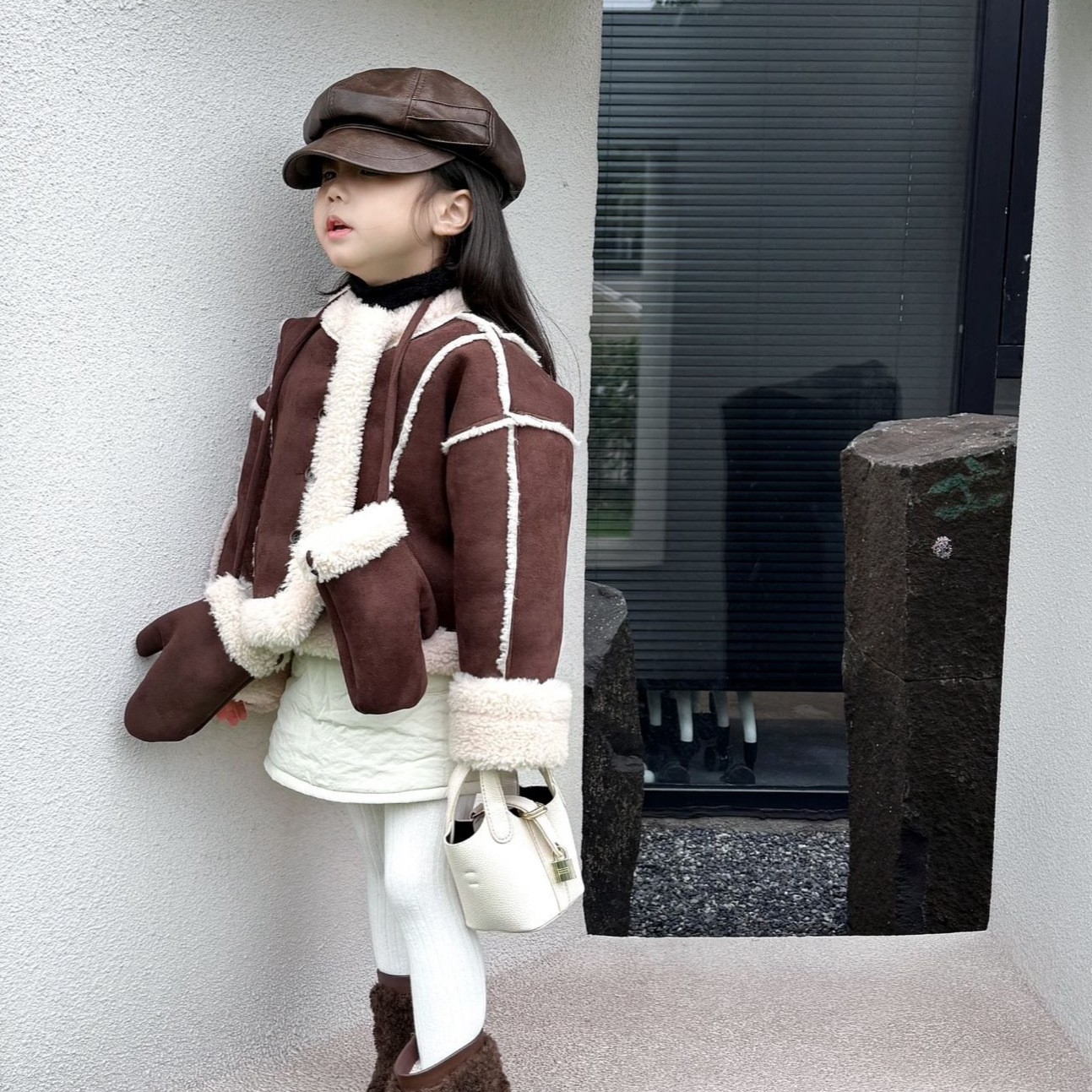 2025新款韩版送手套冬季男女童加厚保暖咖色圆领外套 米白色裙子