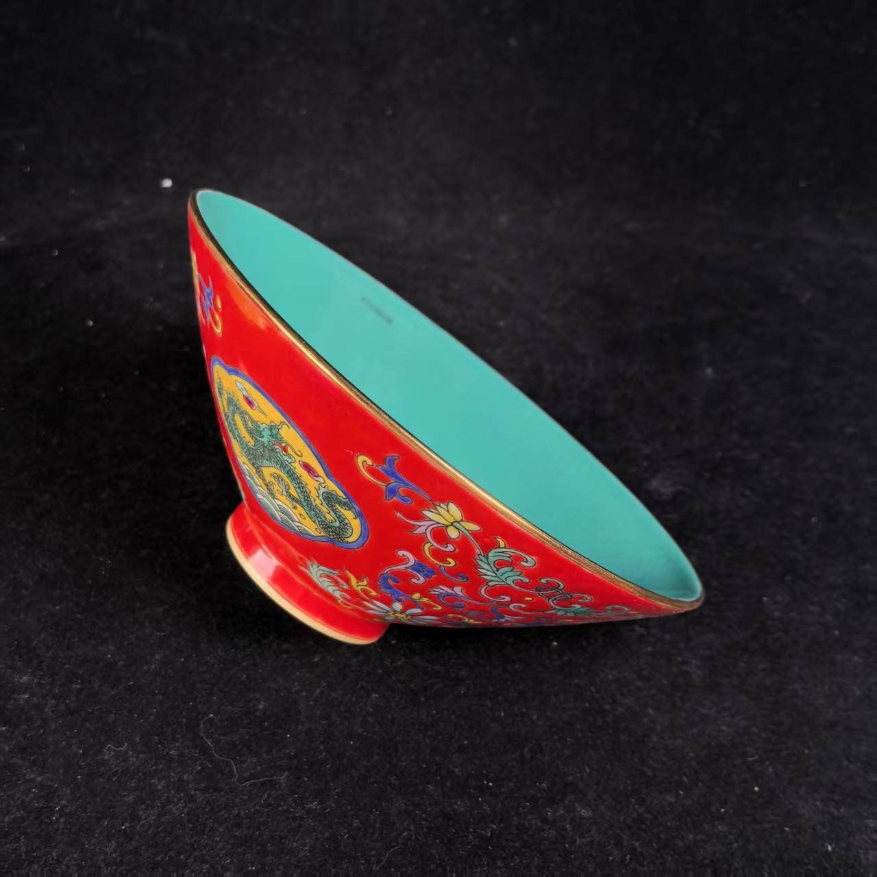 M内松石绿釉外胭脂红釉地粉彩缠枝开窗团龙纹斗笠碗