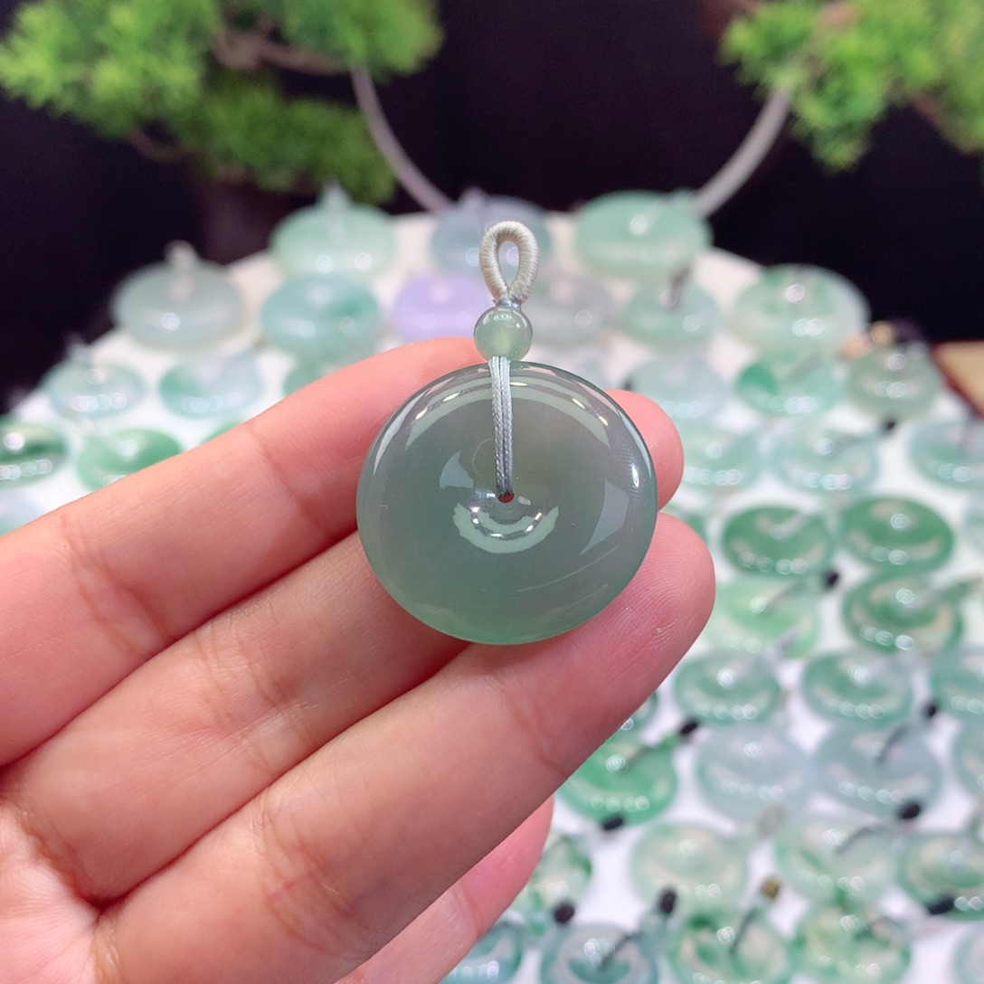 颈饰未镶嵌翡翠平安扣