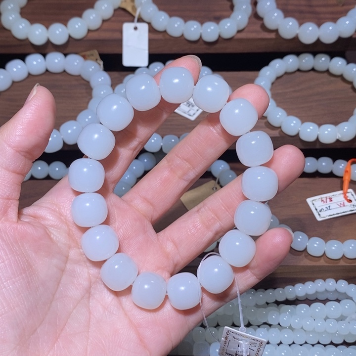 当***郎和田玉（青玉）未镶嵌手链