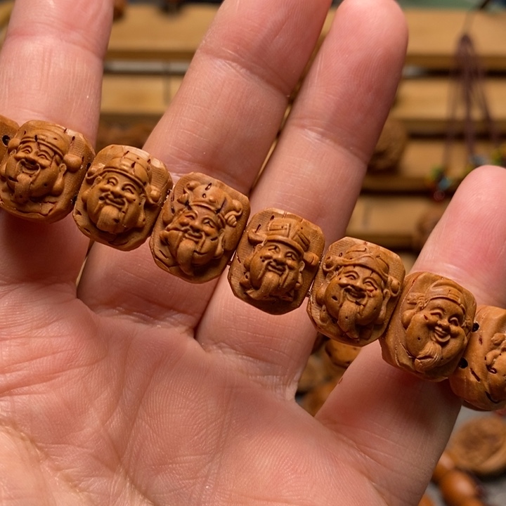桃核雕刻财神小手牌