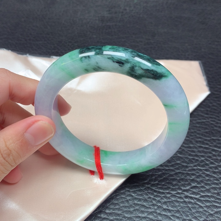 翡翠手镯未镶嵌。