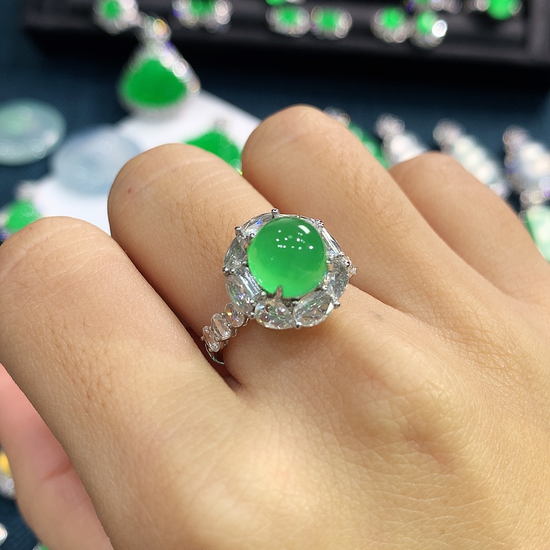 是***朱翡翠18K金镶嵌颈饰